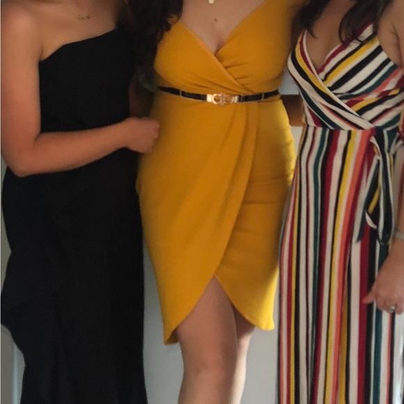 Womens Black and gold clasp belt elasticated 66cm Like new ✨✨ - Picture 2 of 7